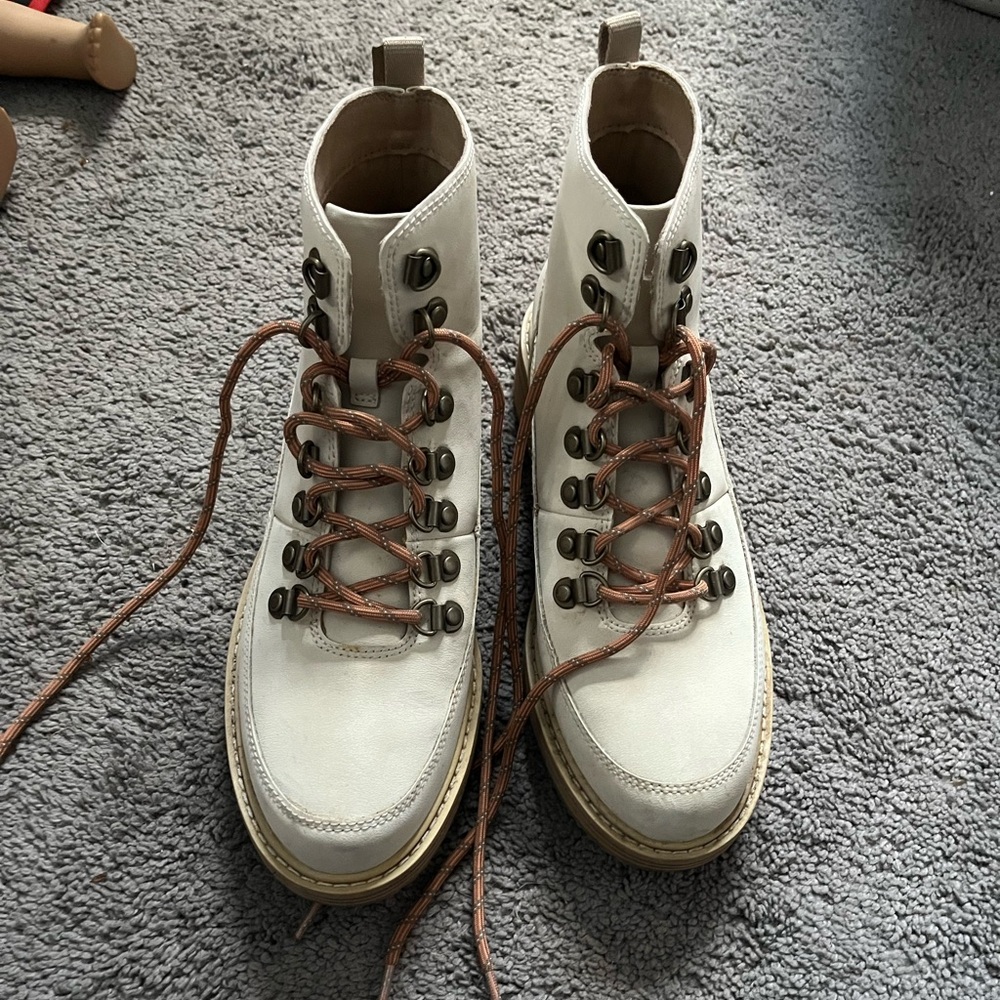 Teva Women’s Cream Boots